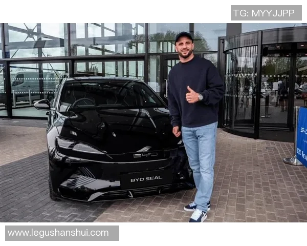 足球明星穿着10号黑色衣服展现魅力与风采的精彩瞬间